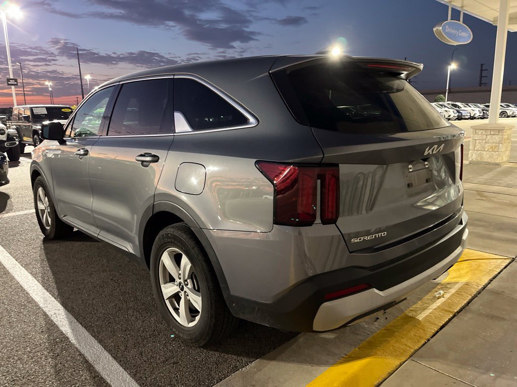 Used 2025 Kia Sorento LX FWD image 5
