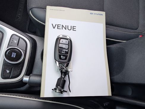 Used 2024 Hyundai Venue Limited image 34