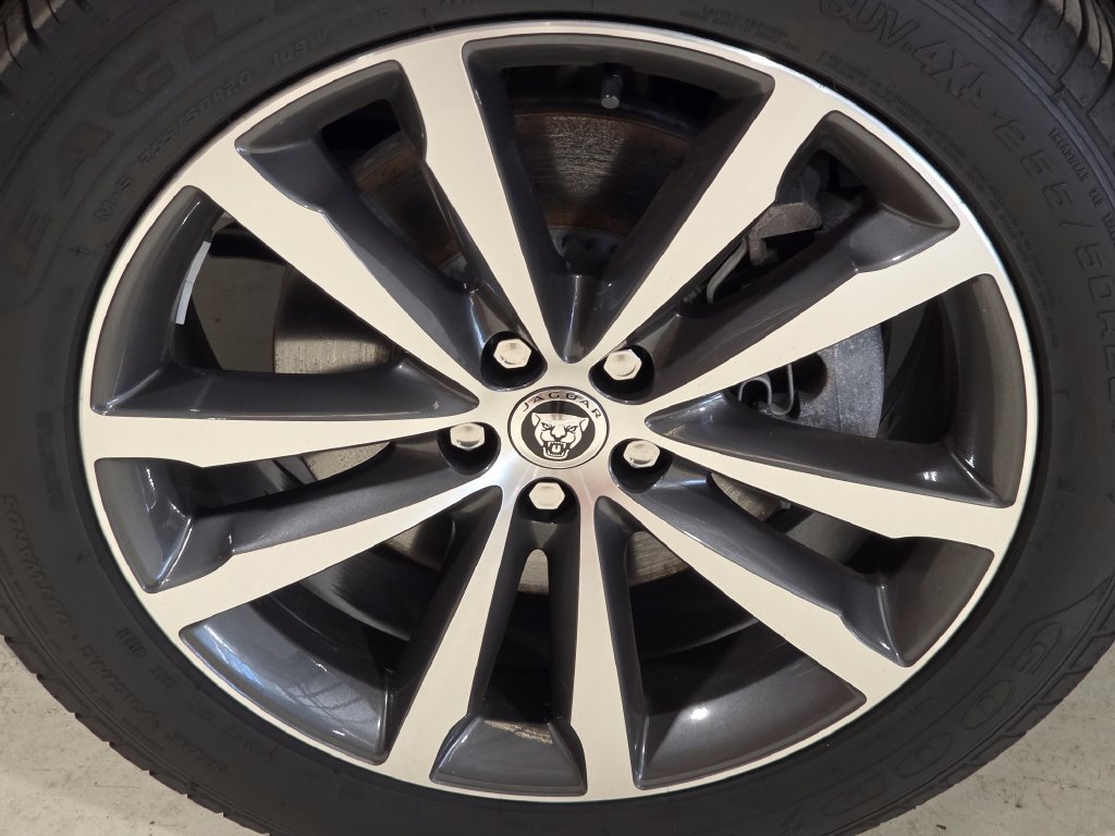 Certified 2025 Jaguar F-PACE R-Dynamic S AWD/4WD image 7