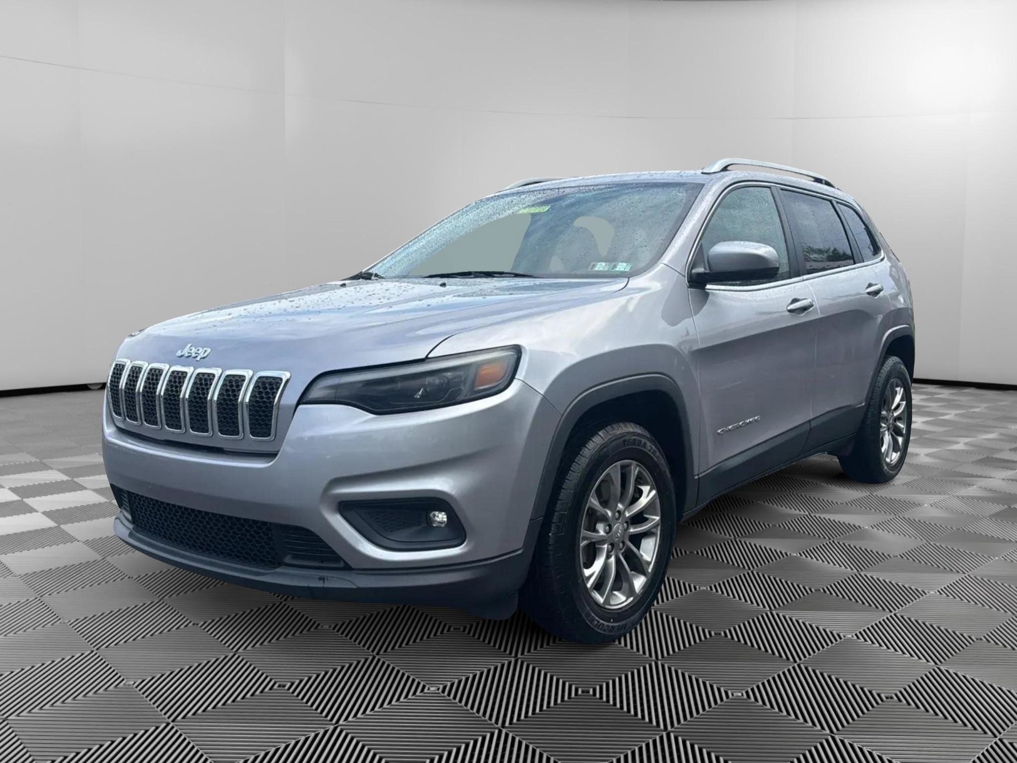 Used 2019 Jeep Cherokee Latitude Plus w/ Comfort/Convenience Group AWD/4WD image 1