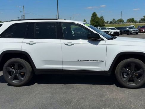 Used 2025 Jeep Grand Cherokee Limited w/ Black Appearance Package AWD/4WD image 8