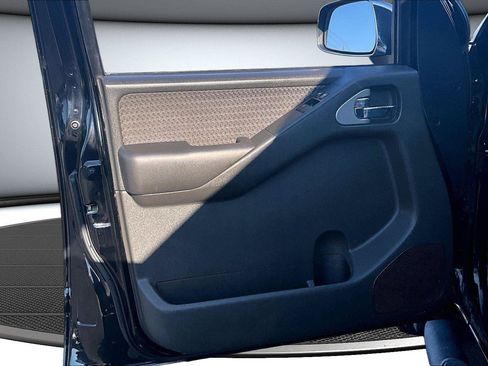 Used 2005 Nissan Frontier LE AWD/4WD image 17