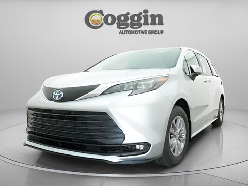 Used 2025 Toyota Sienna XLE image 31