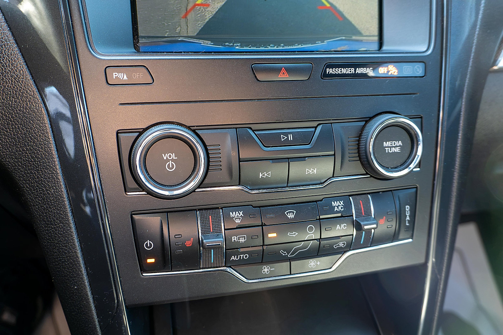 Used 2019 Ford Explorer XLT w/ Equipment Group 201A AWD/4WD image 26