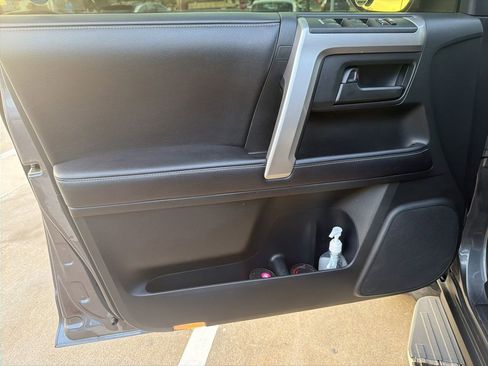 Used 2018 Toyota 4Runner SR5 Premium image 9