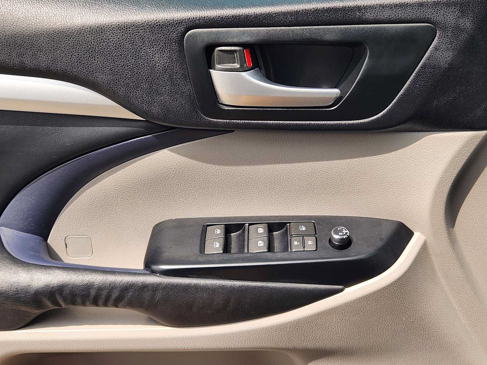 Used 2014 Toyota Highlander XLE FWD image 21