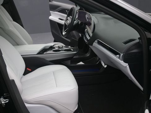 Used 2025 Cadillac Lyriq Luxury AWD/4WD image 11