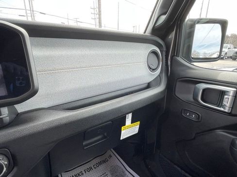 Used 2025 Jeep Gladiator Sport image 24