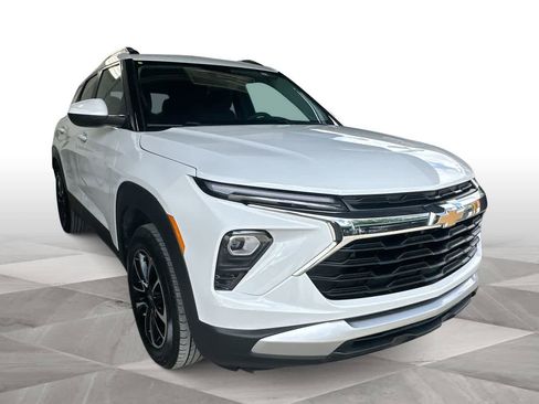 Used 2025 Chevrolet TrailBlazer LT AWD/4WD image 2