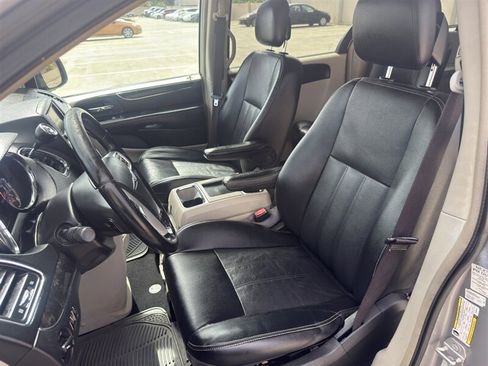 Used 2015 Chrysler Town & Country Touring FWD image 8