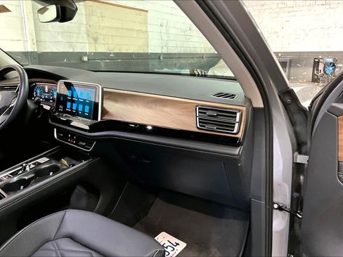 Used 2024 Volkswagen Atlas SE AWD/4WD image 18