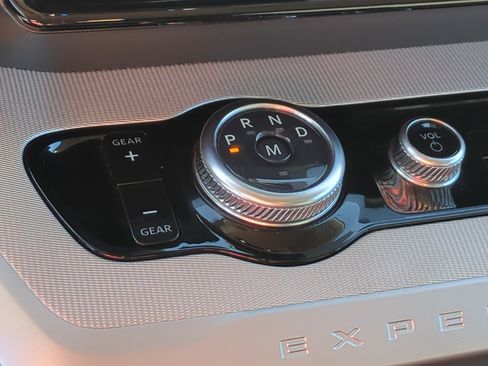 Used 2025 Ford Expedition Active AWD/4WD image 26