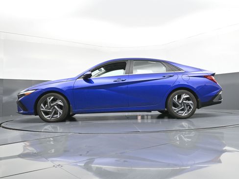 Used 2024 Hyundai Elantra SEL w/ Convenience Package image 25