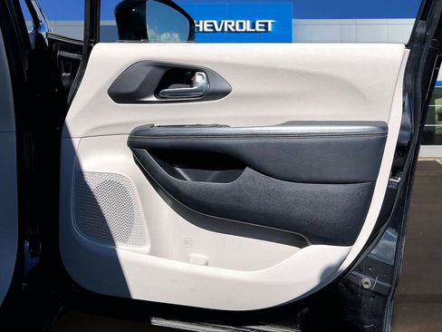 Used 2024 Chrysler Pacifica Touring-L image 28