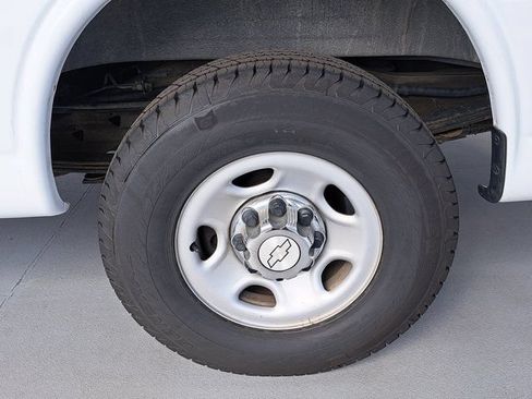 Used 2017 Chevrolet Express 2500 RWD image 29