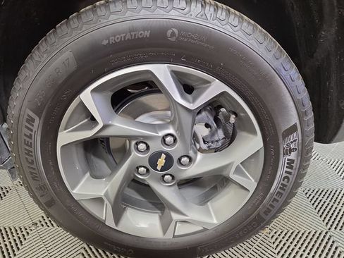 Used 2024 Chevrolet Trax LT w/ LT Convenience Package FWD image 11