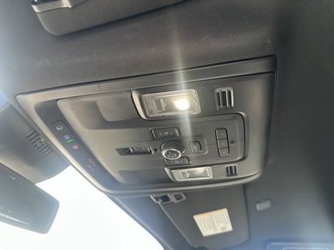 Used 2023 Chevrolet Suburban Premier image 17