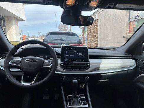 Used 2025 Jeep Compass Limited image 33