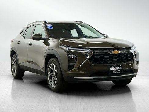 Used 2024 Chevrolet Trax LT w/ Driver Confidence Package FWD image 3