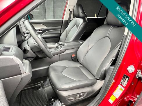 Used 2025 Toyota Grand Highlander AWD image 7