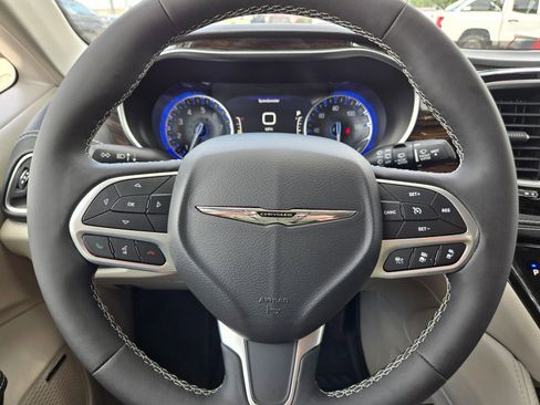 Used 2024 Chrysler Pacifica Limited w/ Uconnect Theater Family Group FWD image 11