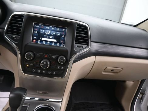 Used 2019 Jeep Grand Cherokee Laredo AWD/4WD image 46