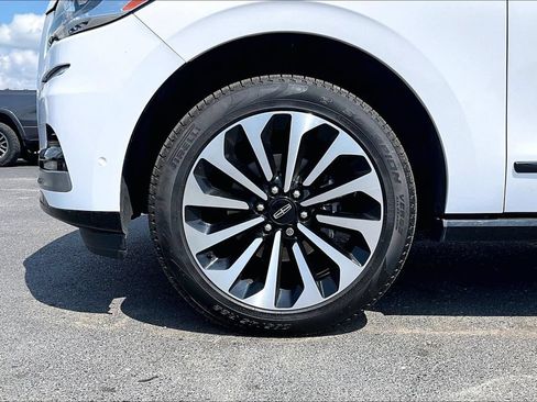 Used 2023 Lincoln Navigator Reserve AWD/4WD image 2