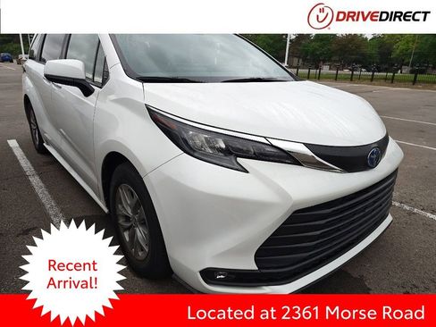 Used 2025 Toyota Sienna XLE AWD/4WD image 1