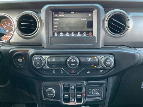 Certified 2022 Jeep Gladiator Willys image 12