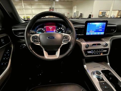 Certified 2022 Ford Explorer XLT w/ Equipment Group 202A image 5