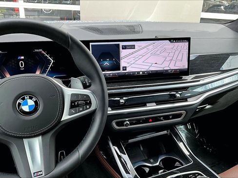 Used 2025 BMW X7 xDrive40i w/ M Sport Package image 6