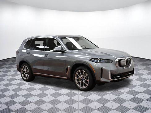 Used 2025 BMW X5 xDrive50e image 4
