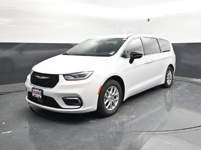 Used 2025 Chrysler Pacifica Select FWD image 3
