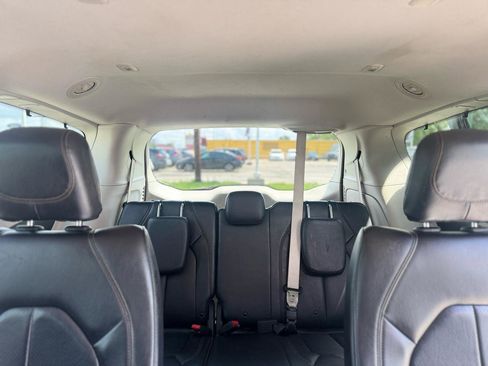 Used 2019 Chrysler Pacifica Touring-L FWD image 55