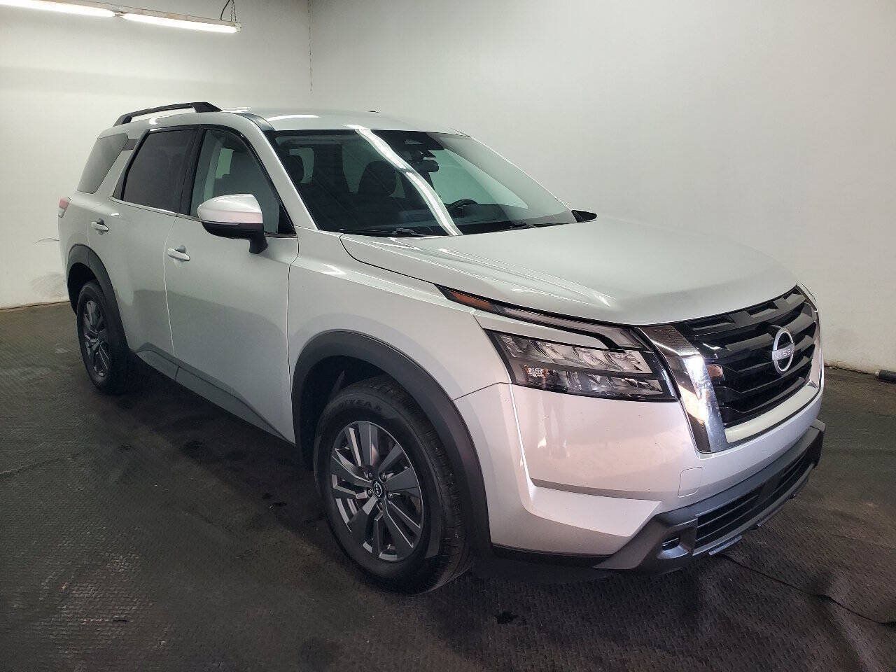 Used 2024 Nissan Pathfinder SV AWD/4WD image 3