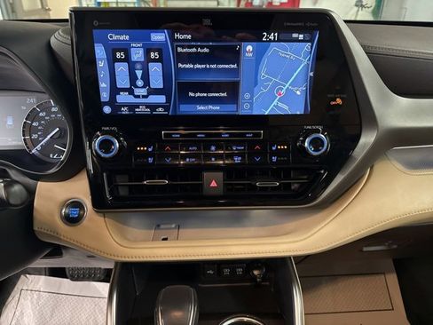 Used 2021 Toyota Highlander Limited image 14