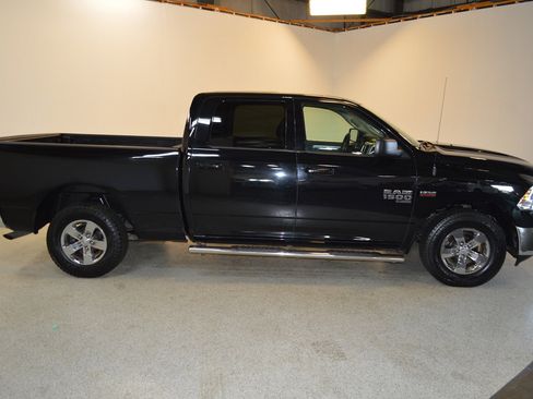 Used 2020 RAM 1500 Classic SLT image 2