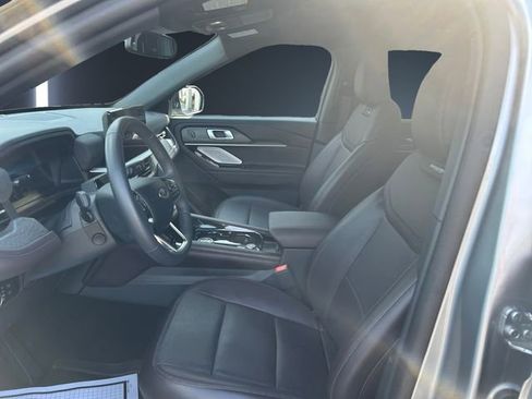 Used 2025 Ford Explorer Platinum image 9