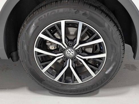 Used 2021 Volkswagen Tiguan SE image 3