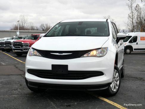 Used 2020 Chrysler Voyager L image 41