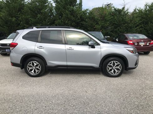 Used 2020 Subaru Forester Premium AWD/4WD image 9