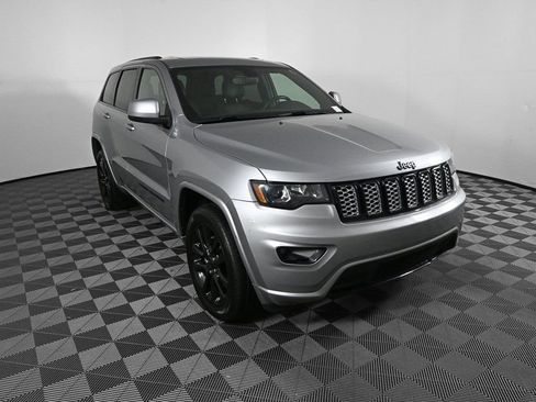 Used 2019 Jeep Grand Cherokee Altitude image 25