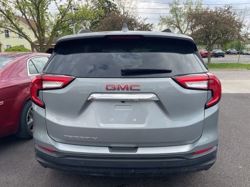 Used 2024 GMC Terrain SLE w/ Driver Convenience Package FWD image 4