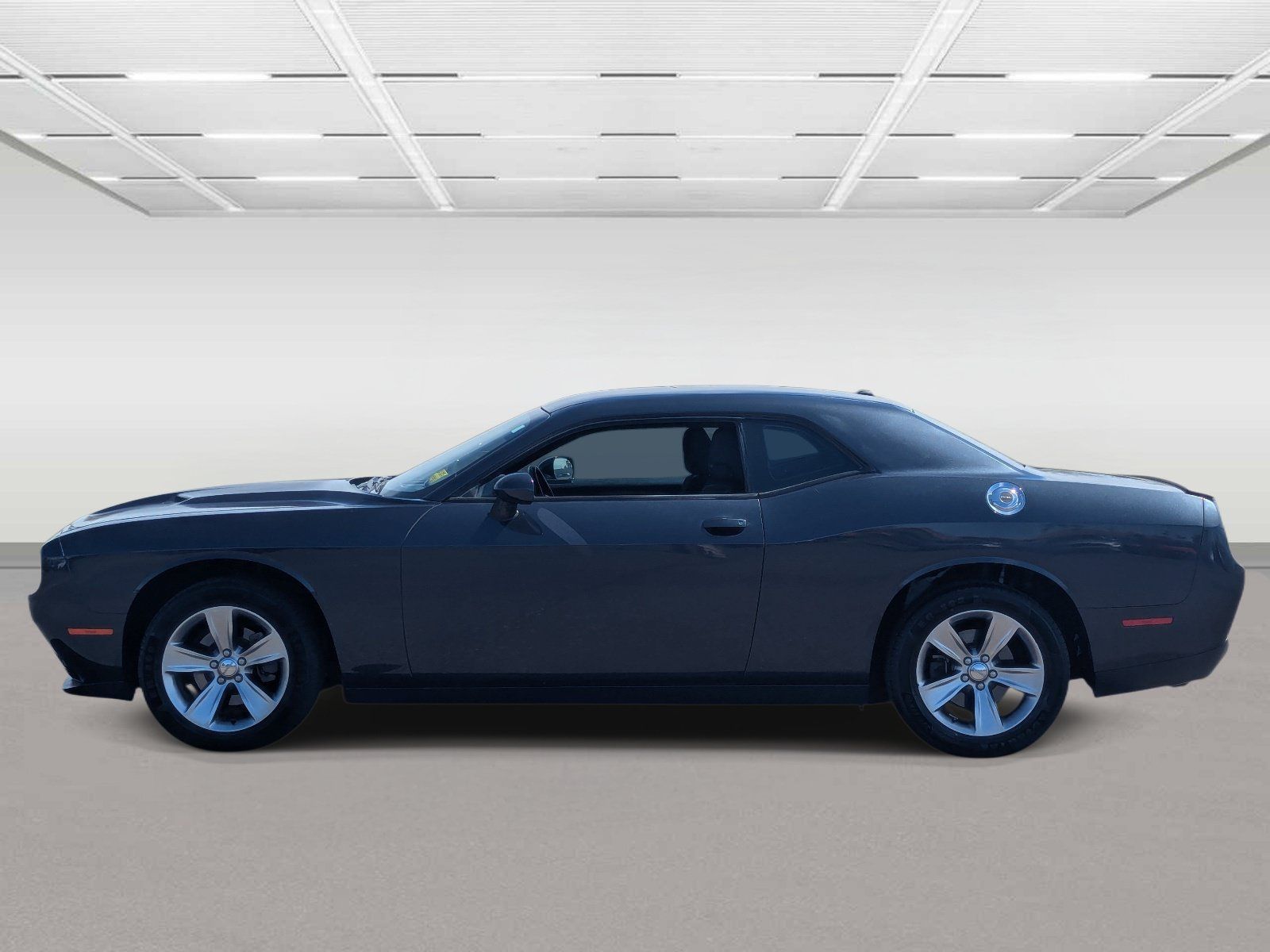 Used 2016 Dodge Challenger SXT RWD image 2