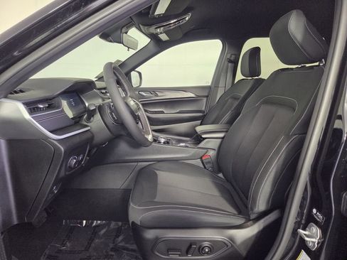 Certified 2025 Jeep Grand Cherokee Laredo w/ Luxury Tech Group I image 12