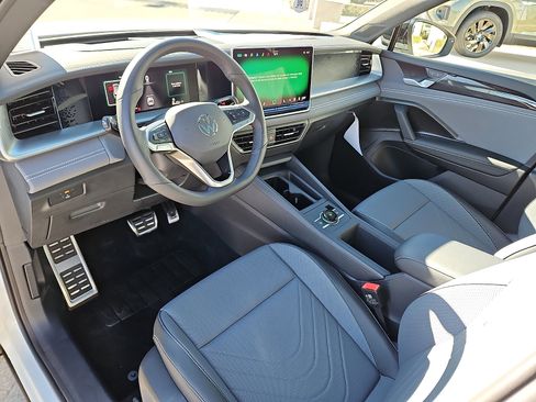 New 2025 Volkswagen Tiguan SE R-Line image 11