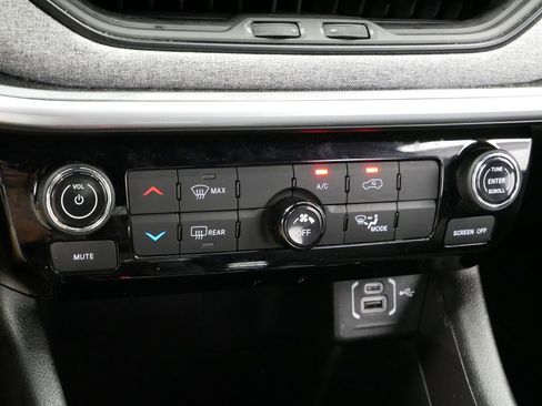 Certified 2025 Jeep Compass Latitude image 36