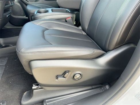 New 2026 Chrysler Pacifica Select image 13