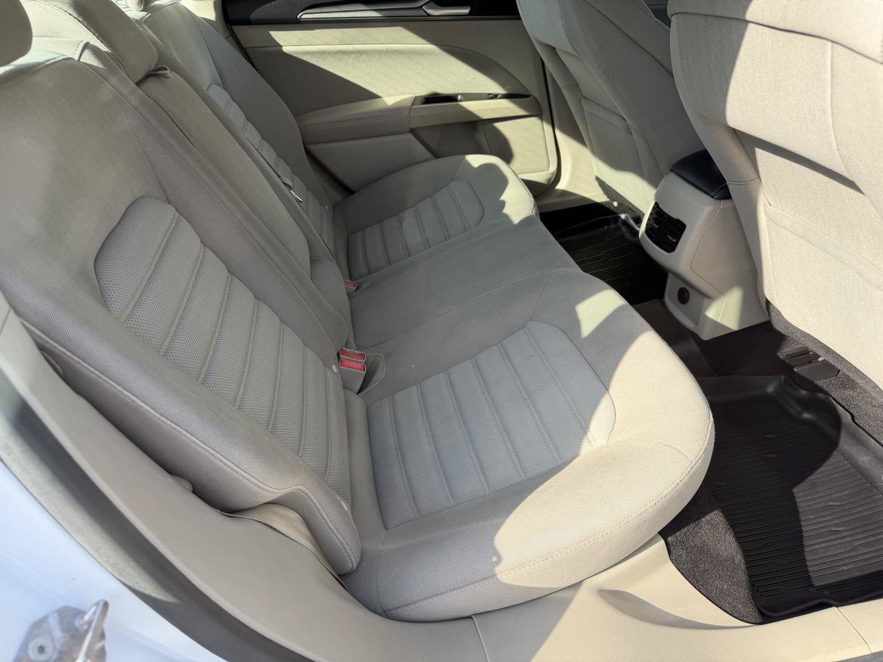 Used 2019 Ford Fusion SE FWD image 11