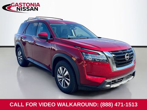 Used 2023 Nissan Pathfinder SL image 1
